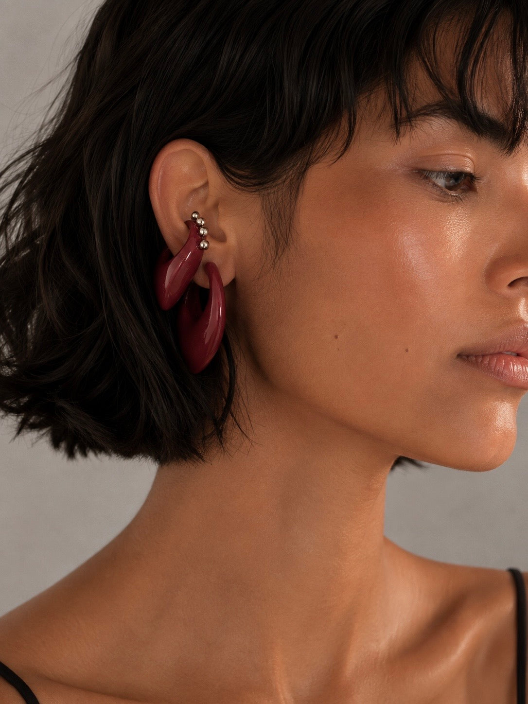 EAR CUFF SURI DOT ROJO